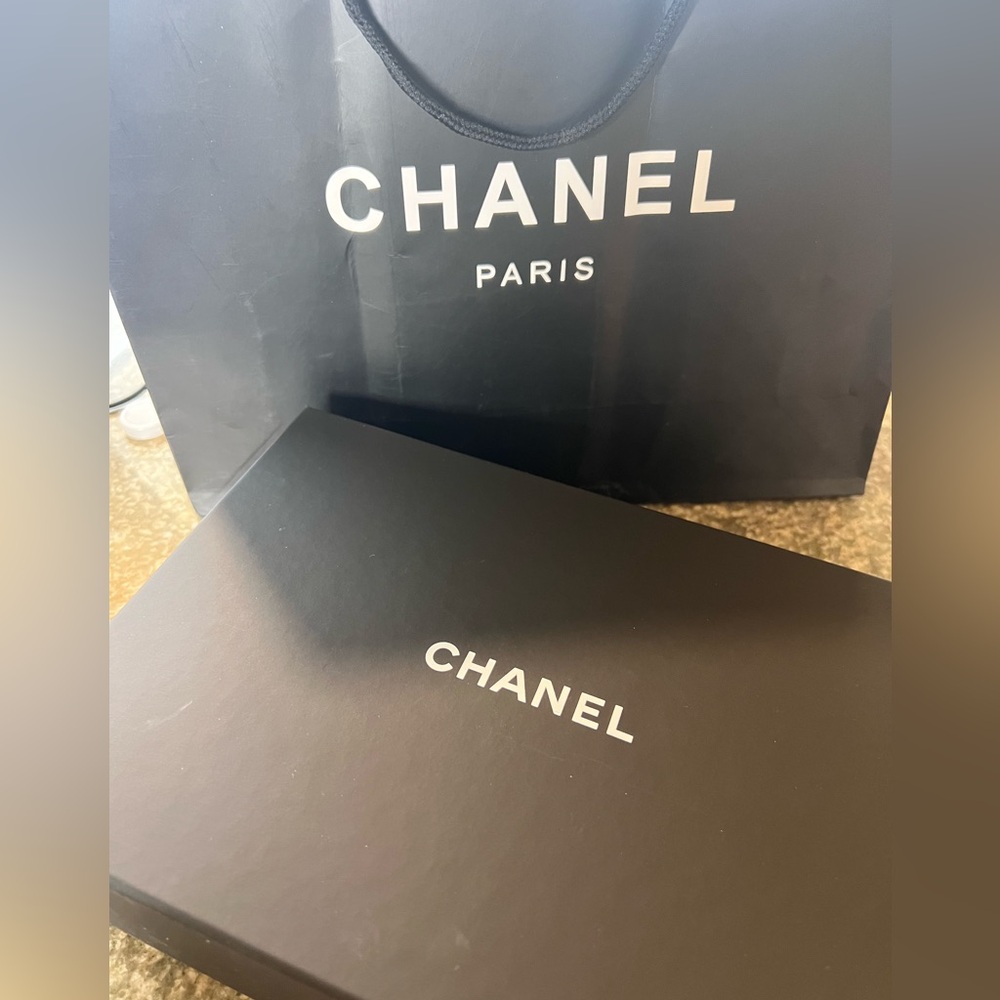 Chanel 19 WOC lambskin quilted authentic🖤 Excellent condition 🖤 - Picture 2 of 14
